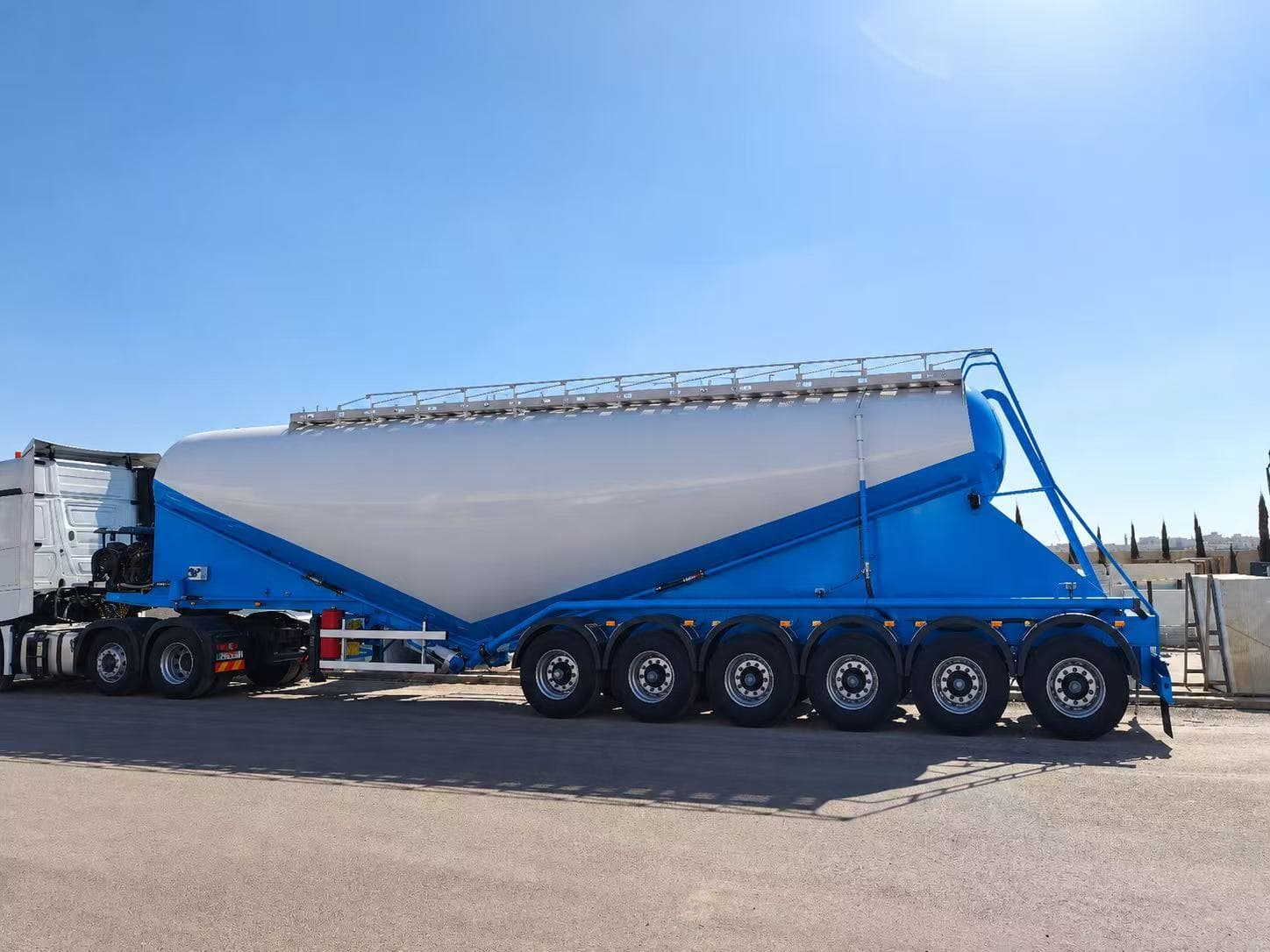 Полуприцеп-цементовоз ZHIHUISHU (TONGDA) Модель TDZ9401GXH Колл-во осей 6 (13 тонн)