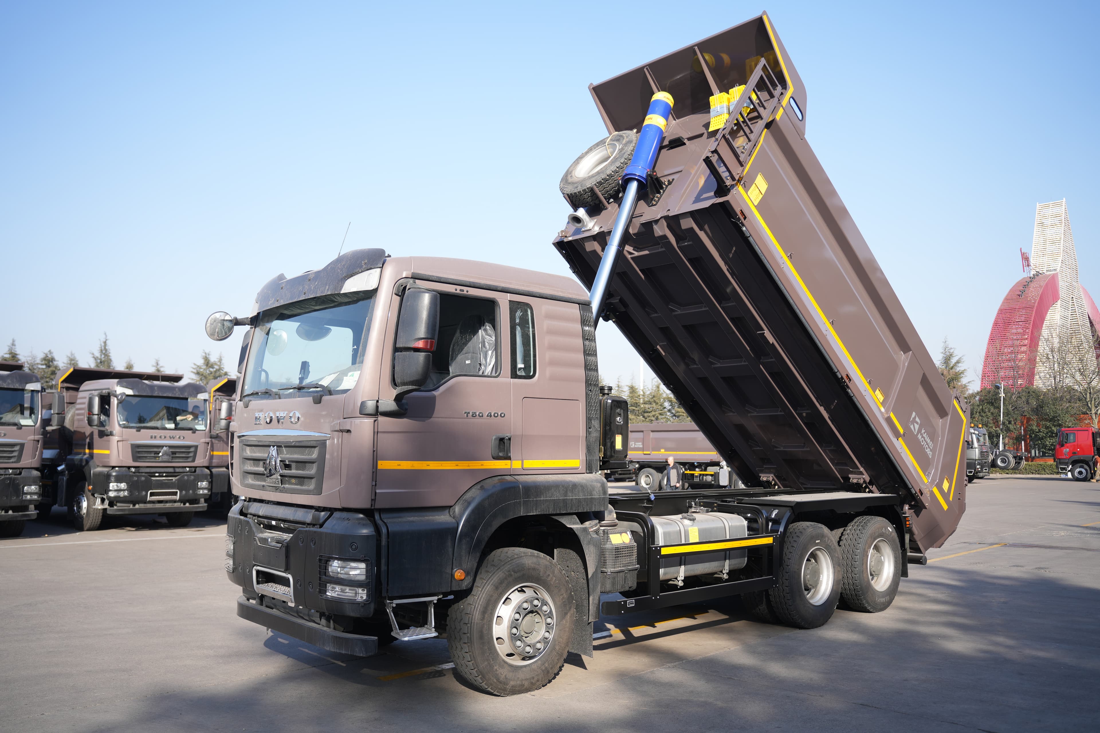 Самосвал HOWO T5G 15 тонн, красная кабина, модель ZZ3257V384GE1